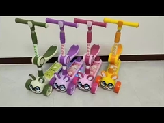 子供 は スクーター 三輪 自転車 を 蹴る